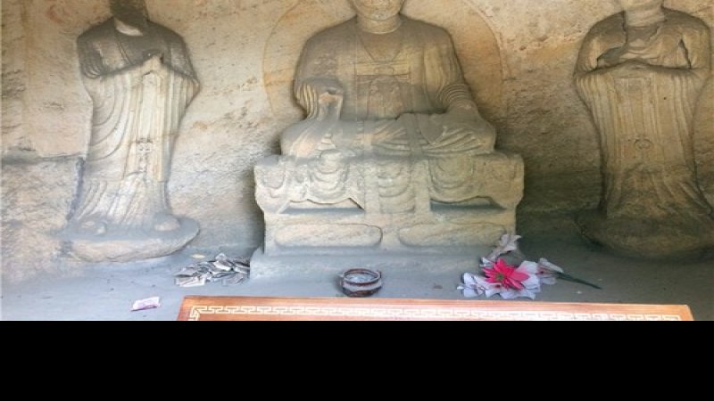 龙山石窟