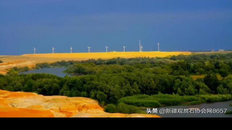 新疆布尔津五彩滩